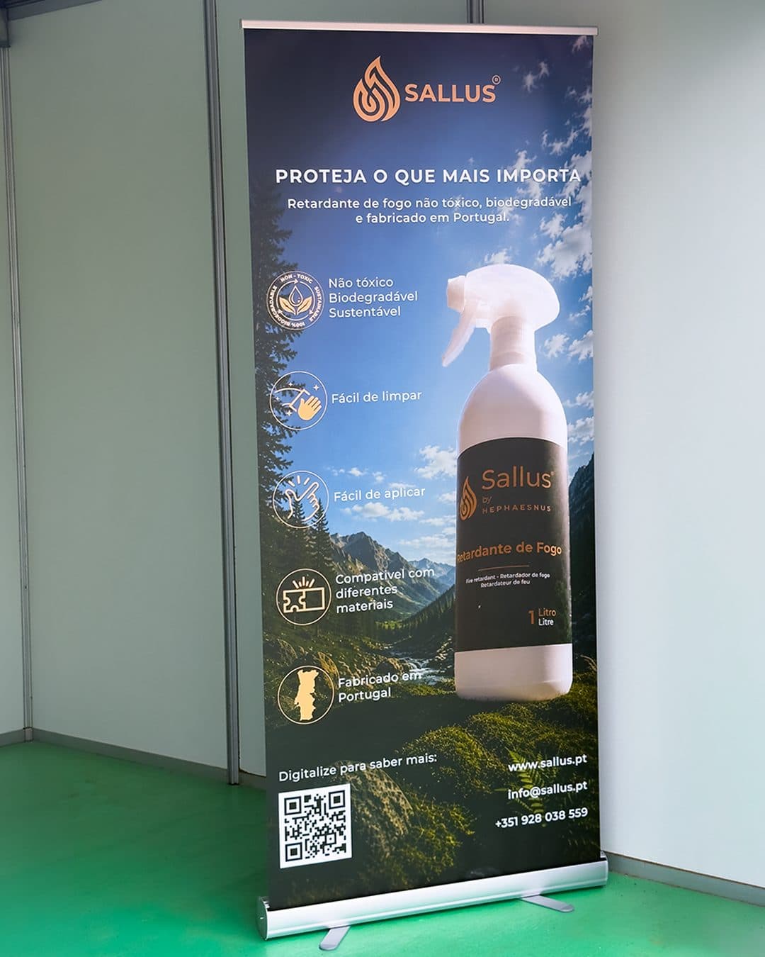 Kakémono Sallus Retardant mettant en avant ses atouts : non toxique, biodégradable et fabriqué au Portugal