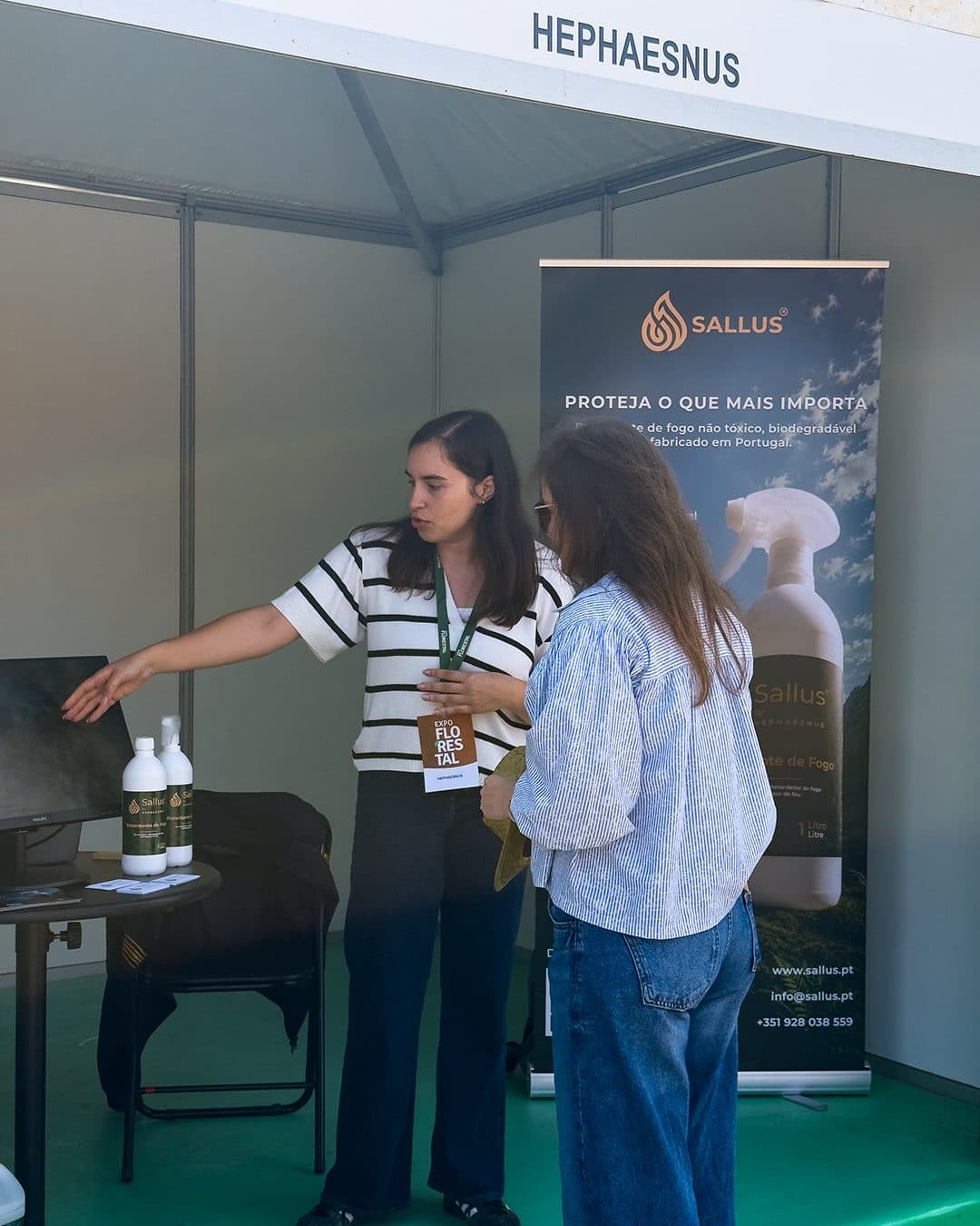 Un membre de l'équipe Sallus présentant le produit à une visiteuse au stand ExpoFlorestal