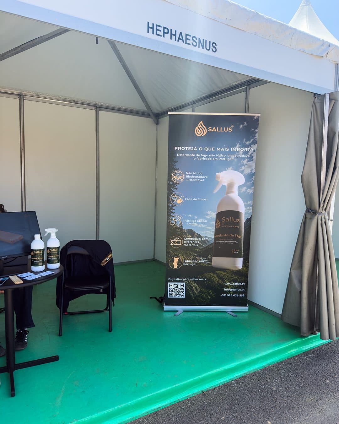 Le stand Hephaesnus à ExpoFlorestal avec kakémono et produits